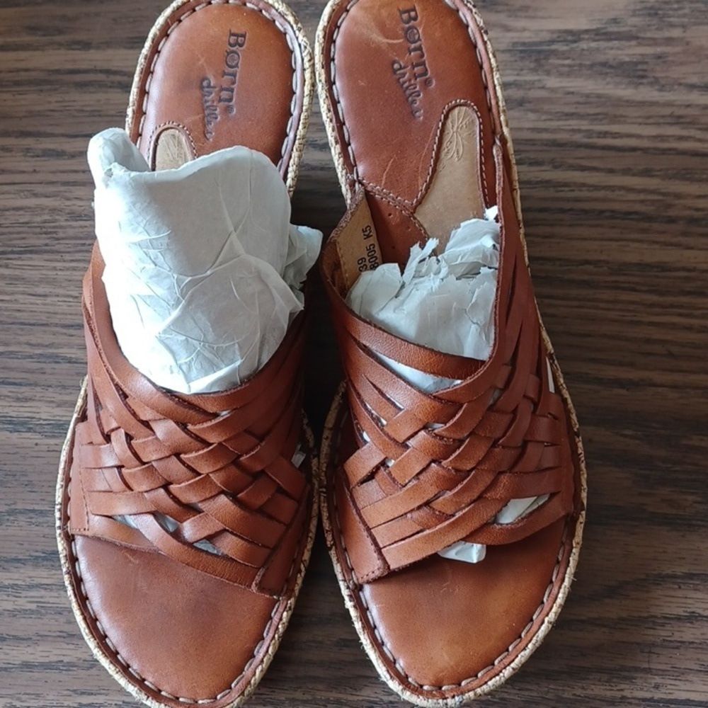 Born Leather drilles Huarache style Size 8 Wedge, 3.5” heel